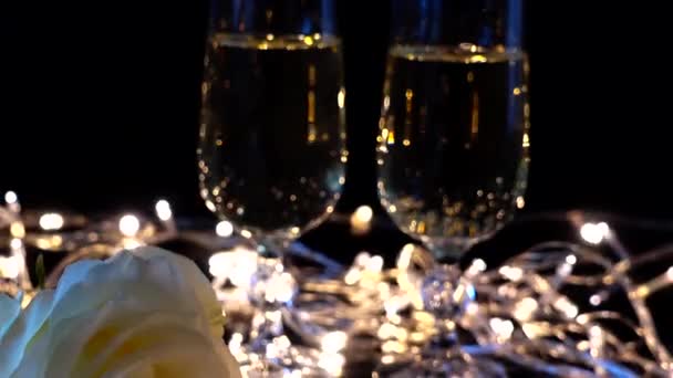 Verres Pour Champagne Rose Sur Fond Guirlandes Lumineuses — Video