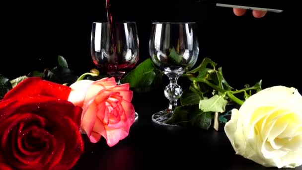 ワイングラスと明るいガーランドの背景にバラ — ストック動画
