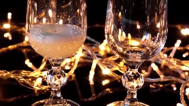 Verres Pour Champagne Rose Sur Fond Guirlandes Lumineuses — Video