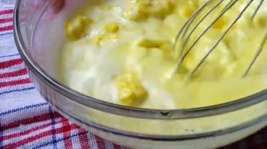 Muhallebi için yumurta ve süt karışımı. Muhallebi Hazırlama.