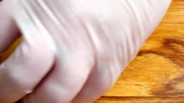 Aşçı patatesleri kesme tahtasıyla keser..