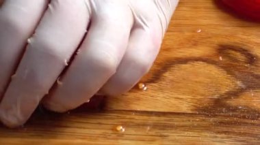 Aşçı domatesleri kesme tahtasıyla keser..