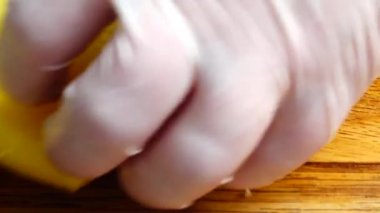 Aşçı patatesleri kesme tahtasıyla keser..