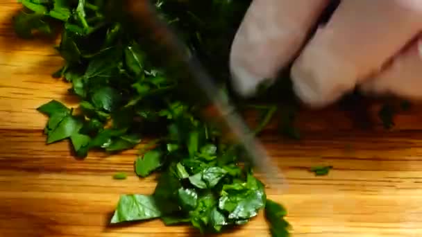 Chef Cortando Hojas Perejil Con Cuchillo Una Tabla Cortar — Vídeo de stock