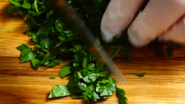 Chef Cortando Folhas Salsa Com Uma Faca Uma Tábua Corte — Vídeo de Stock