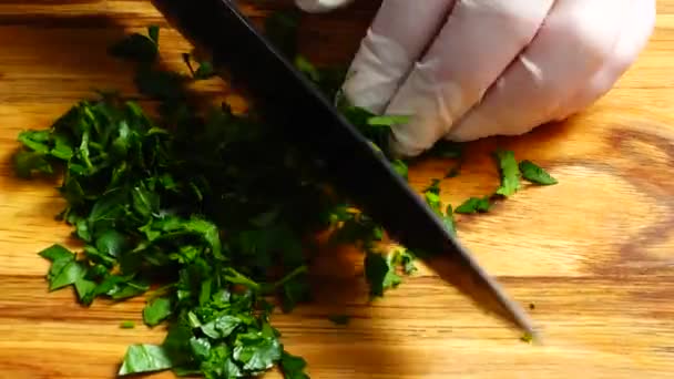 Šéfkuchař Krájí Petržel Listy Nožem Řezací Desce — Stock video