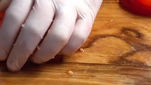 Cocinero Corta Tomates Una Tabla Cortar — Vídeo de stock