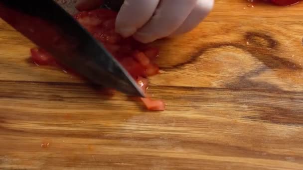 Cozinheiro Corta Tomates Uma Tábua Corte — Vídeo de Stock