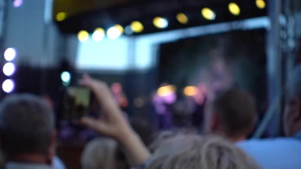 Koncert Scenie Tłum Ludzi Muzyków Scenie Brak Ostrości — Wideo stockowe