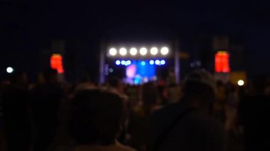 Sahnedeki konser. Sahnede bir sürü insan ve müzisyen var. Odaklanamıyorum.