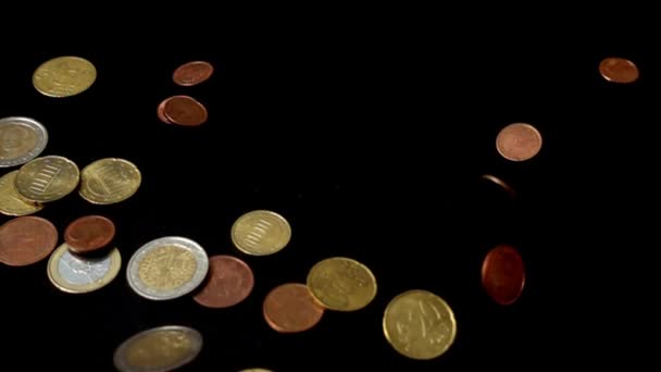 Las Monedas Caen Sobre Fondo Negro Movimiento Lento — Vídeo de stock