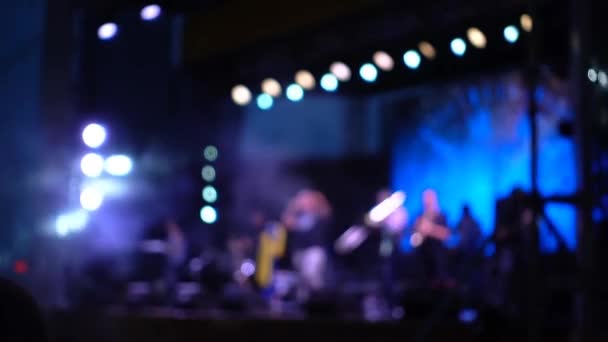 Konzert Auf Der Bühne Menschenmassen Und Musiker Auf Der Bühne — Stockvideo