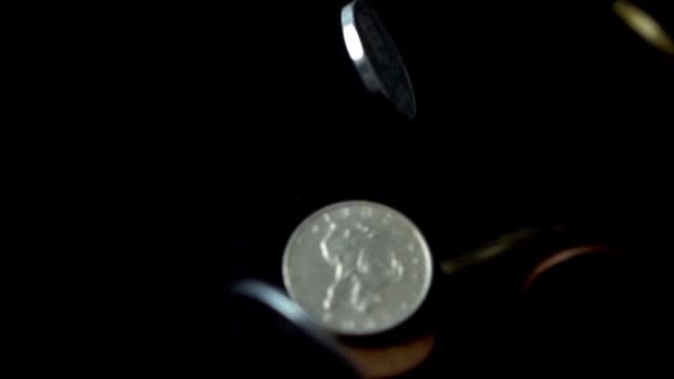 Münzen Fallen Auf Einen Schwarzen Hintergrund Zeitlupe — Stockvideo