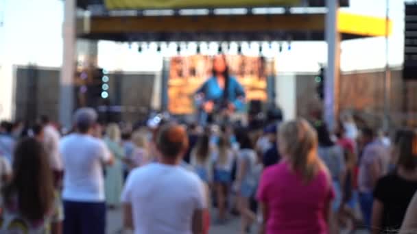 Koncert Scenie Tłum Ludzi Muzyków Scenie Brak Ostrości — Wideo stockowe