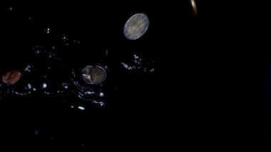 Bozukluklar suya düşer. Yavaş çekim.