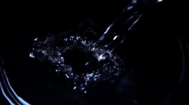 Bozukluklar suya düşer. Yavaş çekim.