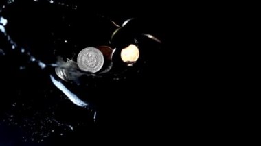 Bozukluklar suya düşer. Yavaş çekim.