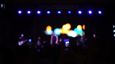 Sahnedeki konser. Sahnede bir sürü insan ve müzisyen var. Odaklanamıyorum.