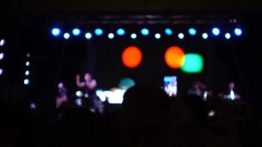 Sahnedeki konser. Sahnede bir sürü insan ve müzisyen var. Odaklanamıyorum.