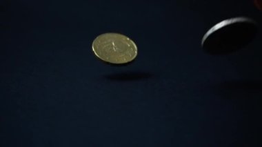 Bozuk paralar siyah arka plana düşer. Yavaş çekim.