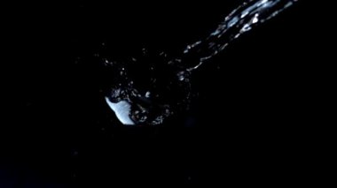 Bozukluklar suya düşer. Yavaş çekim.