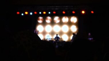 Sahnedeki konser. Sahnede bir sürü insan ve müzisyen var. Odaklanamıyorum.
