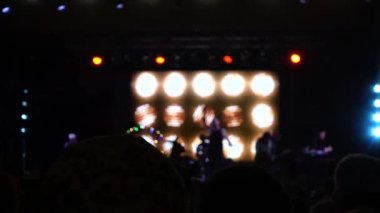 Sahnedeki konser. Sahnede bir sürü insan ve müzisyen var. Odaklanamıyorum.