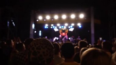 Sahnedeki konser. Sahnede bir sürü insan ve müzisyen var. Odaklanamıyorum.