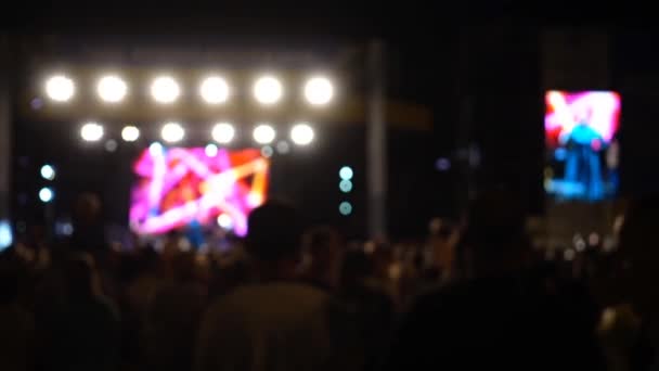 Koncert Pódiu Scéně Jsou Davy Lidí Hudebníků Rozostřeno — Stock video