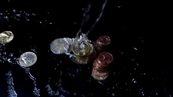 Chorro Agua Cae Sobre Las Monedas Movimiento Lento — Vídeos de Stock