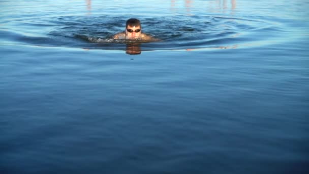 Man Zwemt Zomers Zee Langzame Beweging — Stockvideo