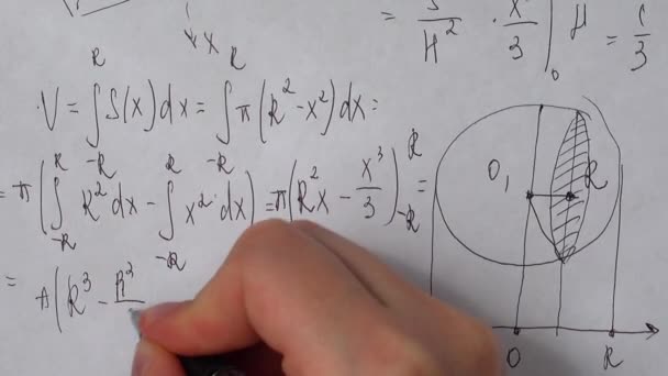 Schreiben Mathematischer Formeln Auf Papier — Stockvideo