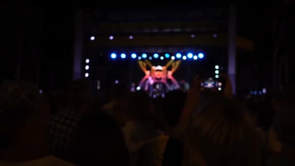Концерт Сцені Натовп Людей Музикантів Місці Події Межами Фокусу — стокове відео
