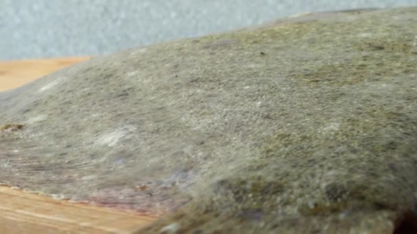 Poisson Poissons Plats Sur Une Planche Découper Tir Dans Mouvement — Video