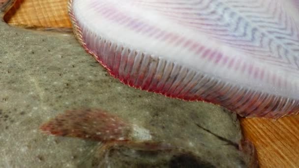 Pescado Peces Planos Una Tabla Cortar Disparos Movimiento — Vídeos de Stock