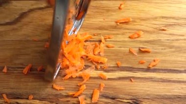 Aşçı rendeleyiciye havuç sürer. Aşçının işi..