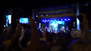 Sahnedeki konser. Sahnede bir sürü insan ve müzisyen var. Odaklanamıyorum.