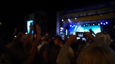 Sahnedeki konser. Sahnede bir sürü insan ve müzisyen var. Odaklanamıyorum.