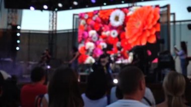 Sahnedeki konser. Sahnede bir sürü insan ve müzisyen var. Odaklanamıyorum.