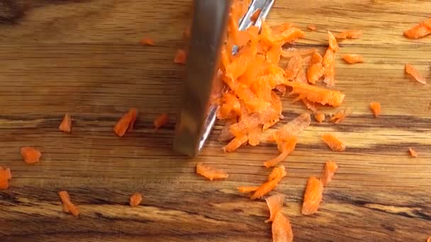 Cocinero Frota Las Zanahorias Sobre Rallador Trabajo Del Cocinero — Vídeo de stock