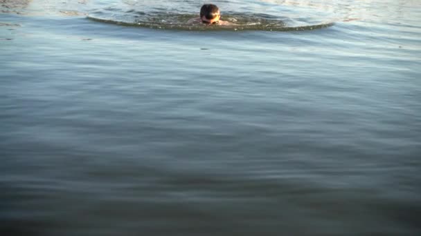 Hombre Nada Mar Noche Verano Movimiento Lento — Vídeos de Stock