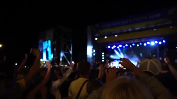 Concert Het Podium Een Menigte Mensen Muzikanten Ter Plaatse Onscherp — Stockvideo