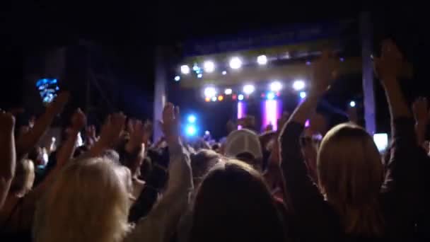 Concierto Escenario Multitud Personas Músicos Escena Fuera Foco — Vídeo de stock