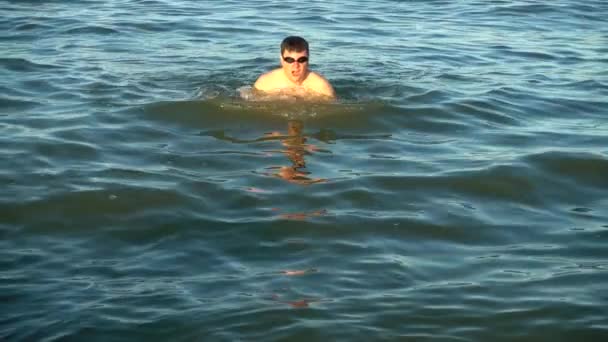 Man Zwemt Zomers Zee Langzame Beweging — Stockvideo