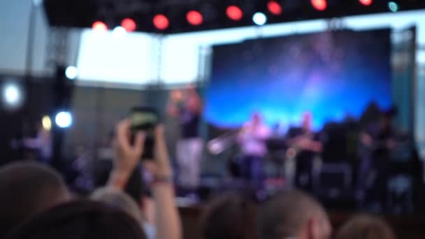 Concerto Palco Multidão Pessoas Músicos Cena Fora Foco — Vídeo de Stock