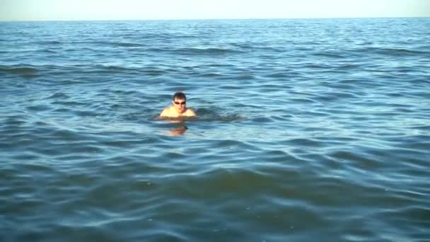 这个人在夏夜在海里游泳 慢动作 — 图库视频影像