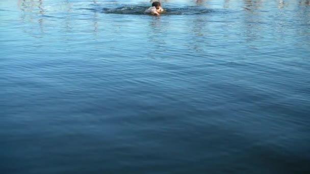 Hombre Nada Mar Noche Verano Movimiento Lento — Vídeos de Stock