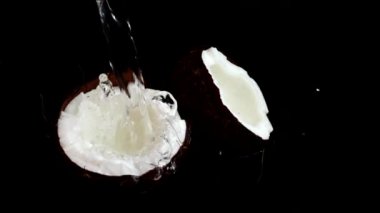 Siyah arka planda olgun ve sulu hindistan cevizi.