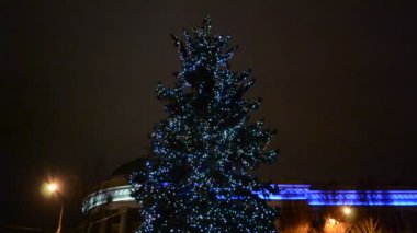 Bir noel ağacında parlayan ampullerin odaksız görüntüsü