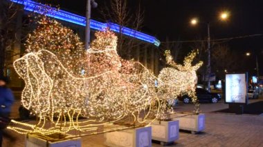 Noel Baba 'nın Sledge' ı, Noel ağacında parlayan ampullerin görüntüsü.